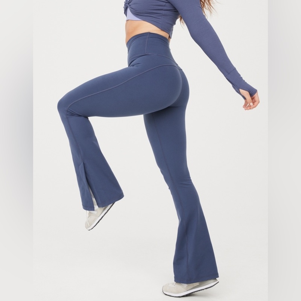 OFFLINE BY AERIE THE HUGGER SPLIT-HEM BOOTCUT LEGGING XS SHORT navy fresh bright